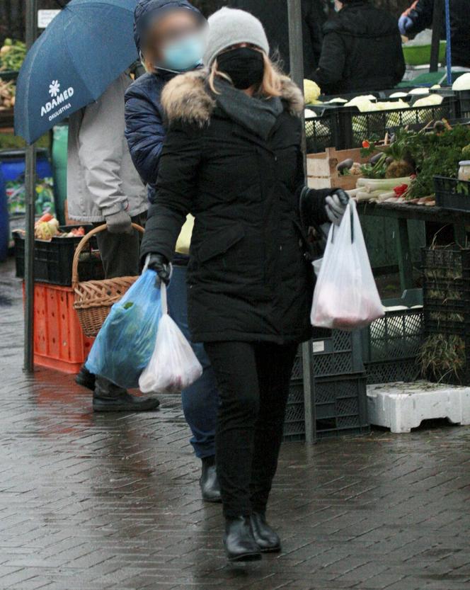 Donal Tusk z wnuczką na spacerze, a żona Małgorzata na zakupach 