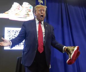 Donald Trump sprzedaje złote buty! Chciałem tego od dawna