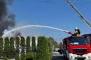 Pożar hali przemysłowej hurtowni zniczy przy ulicy Dojazd w Tarnowie