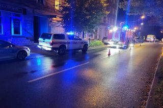 Groźne zdarzenie w Piekarach Śląskich. Rozpędzony samochód wjechał w budynek mieszkalny