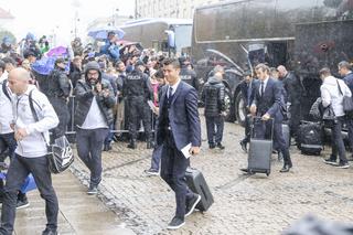 Reala Madryt już w Warszawie! Ronaldo i spółka zmokli pod hotelem [ZDJĘCIA]