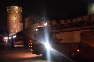 Nietypowa akcja na Wawelu: Dwóch mężczyzn wspinało się na zamek. Jeden z nich spadł [ZDJĘCIA]