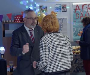 M jak miłość, po wakacjach. Adam Werner (Jacek Kopczyński), pani Ola (Ewa Kolasińska)