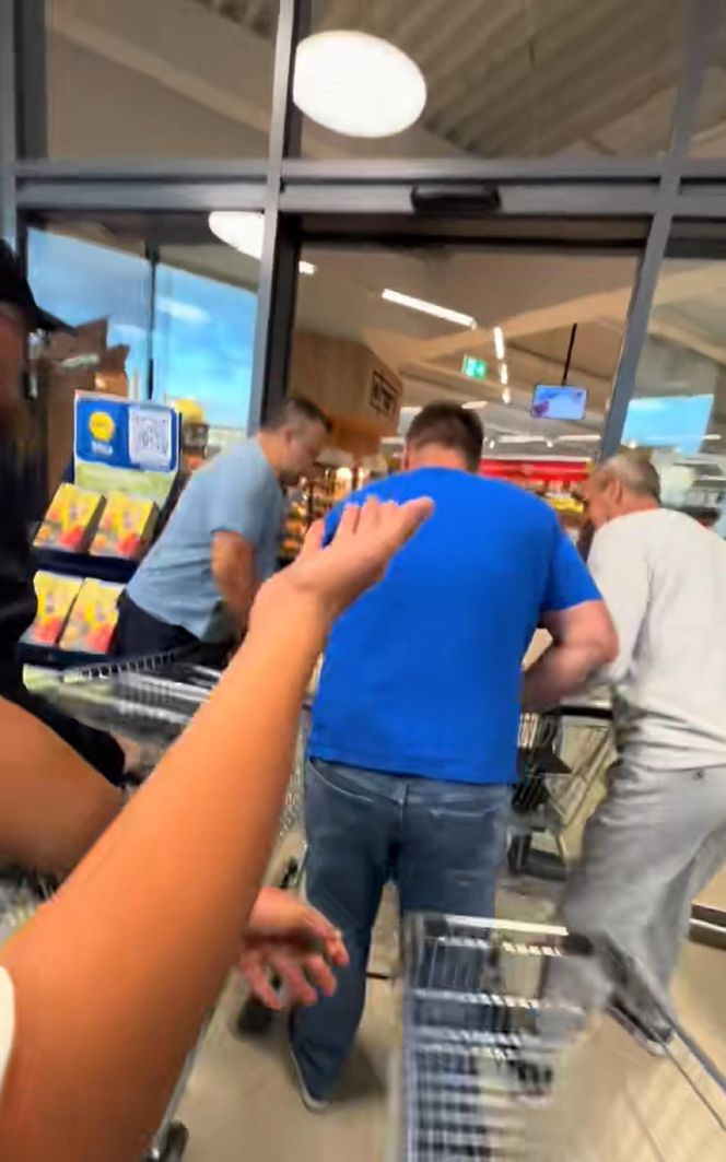 Szturm na nowego Lidla w Jasienicy. Tłumy mieszkańców od świtu czekały na otwarcie