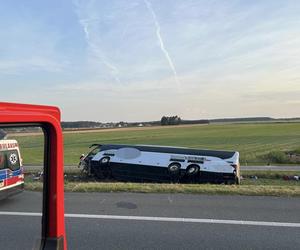 Wypadek na A4 pod Krapkowicami. Osiem osób rannych po zderzeniu autobusa i busa [ZDJĘCIA]