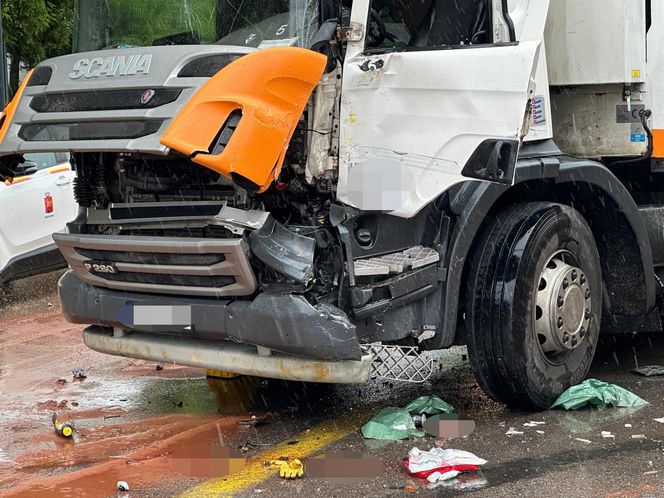 Dramatyczny wypadek w Warszawie. Młody kierowca śmieciarki wyleciał przez okno po zderzeniu z tramwajem
