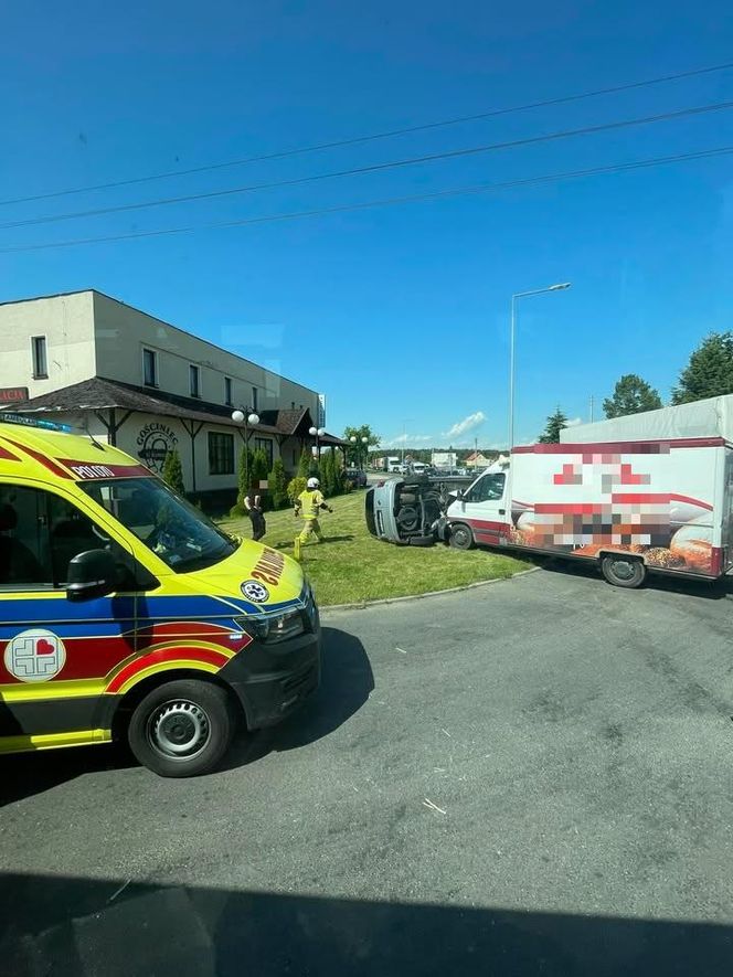 Zablokowana DK 12 w Kąkolewie koło Leszna. Po kolizji z udziałem dwóch samochodów