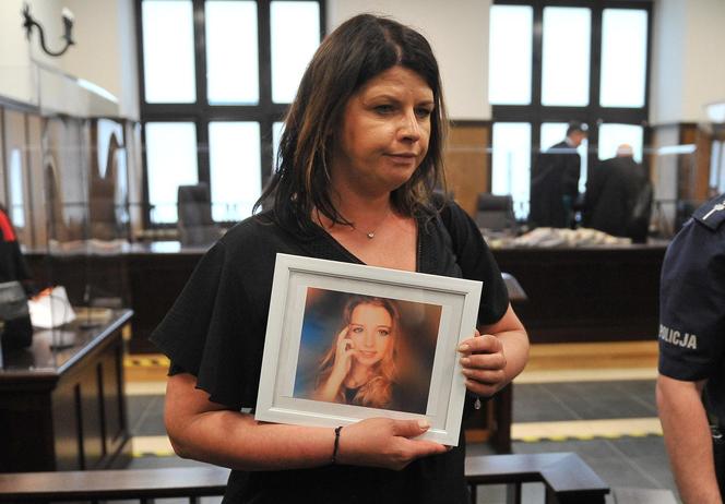 Matka zabitej nastolatki wzięła ze sobą zdjęcie swojej ukochanej córki. 