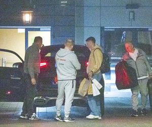 Robert Lewandowski już w środku nocy opuścił zgrupowanie. Jeden szczegół przykuwa uwagę [ZDJĘCIA PAPARAZZI]