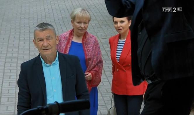 Barwy szczęścia odcinek 2518. Stefan (Krzysztof Kiersznowski), Arleta (Grażyna Brodzińska), Basia (Sławomira Łozińska)