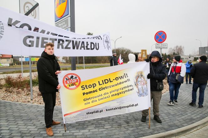 Protest przeciwko budowie centrum logistycznego Lidla w Gietrzwałdzie. Olsztyn, 14.12.2024