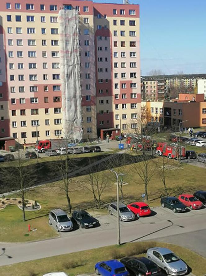 Interwnejca kilku jednostek straży pożarnej w bloku 204 na os. Dolnośląskim nie umknęła uwadze mieszkańców sąsiednich bloków.