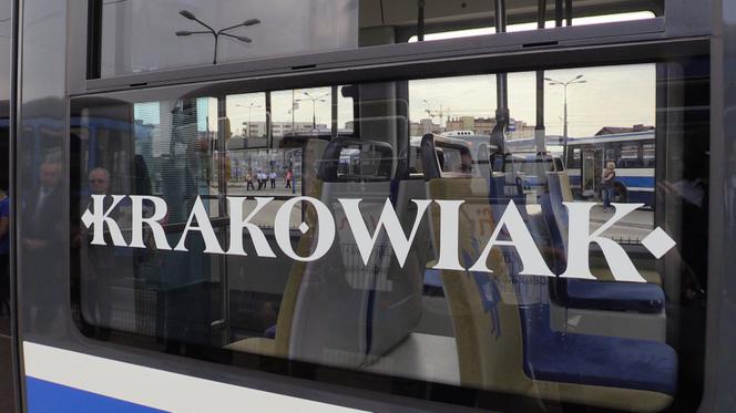 W Krakowiaku ktoś oddał mocz na... siedzenie. Czy trzeba się bać siadania w tramwajach? [AUDIO]