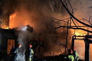 Potężny pożar na Woli w Warszawie. Cały budynek w ogniu. Przerażający widok