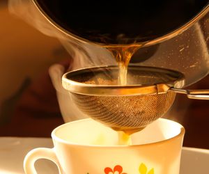 Oczyszcza, odtruwa, łagodzi kaszel i reumatyzm. Dodaj do herbaty, a efekty cię zaskoczą