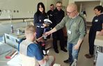 Kolorowe czapki i odblaski, aby byli bezpieczni. Akcja Widoczny na drodze w Uniwersyteckim Szpitalu Dziecięcym