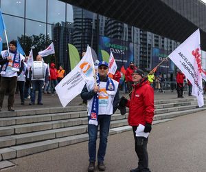 Protest Solidarności w Katowicach przed MCK. Chodzi o konferencję klimatyczną PRECOP
