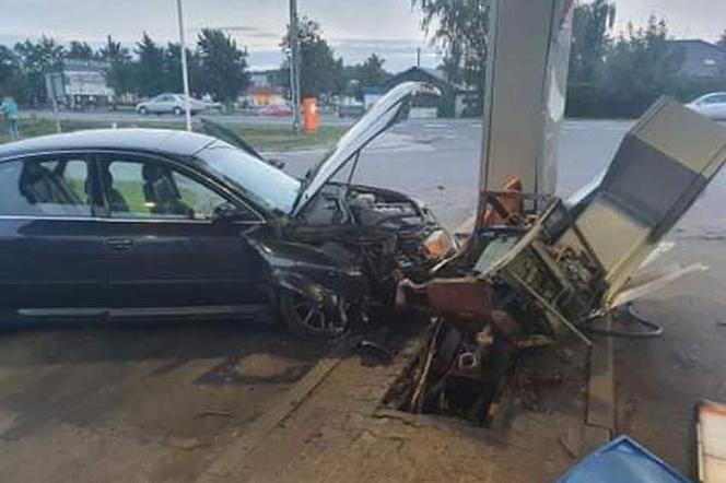 Niebezpieczny wypadek w Biskupicach. Auto uderzyło w dystrybutor paliwa!