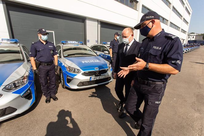 Przekazanie samochodów dla policji