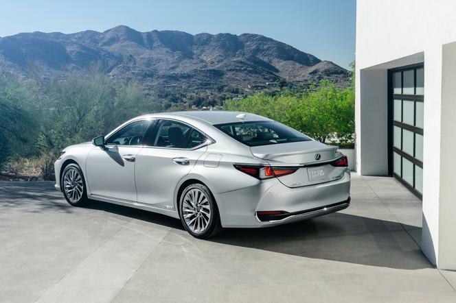 Lexus ES 300h (lifting 2021)