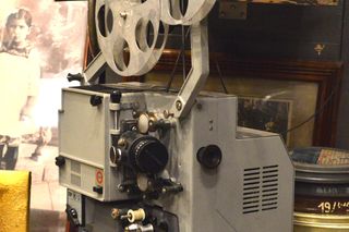 Projektor marki Elew do wyświetlania taśm filmowych 16 mm.