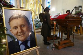 Mieszkańcy Mszczonowa żegnali swojego burmistrza. Trumnę z ciałem wystawili przed ratuszem