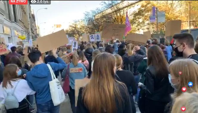 Strajk Kobiet w Łodzi: Protestujący idą ulicami miasta