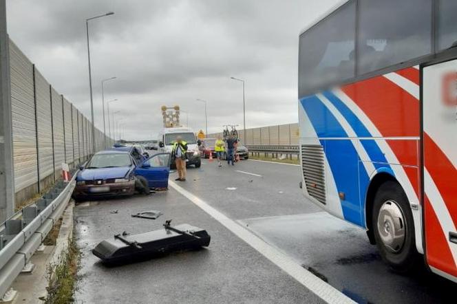 Zderzenie autobusu z samochodem osobowym na drodze S3. Cztery osoby zostały poszkodowane!