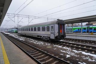 Ewakuacja wagonu na dworcu PKP w Rzeszowie. Powodem duszący dym 