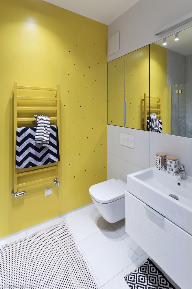 Wnętrze łazienki z żółtym akcentem