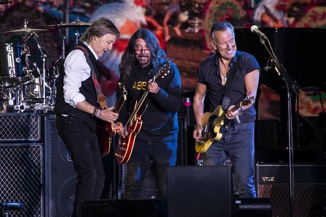 Dave Grohl pojawił się na scenie pierwszy raz od śmierci Taylora Hawkinsa! Muzyk zagrał z Paulem McCartney'em