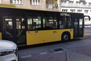 Kierowca autobusu w Katowicach. Dziwne zachowanie za kierownicą