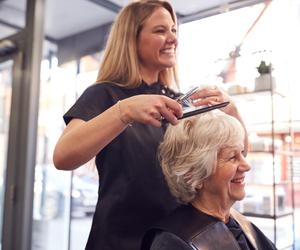 Fryzjer pokazał fryzurę na blond włosy, która skradła serca jego klientek po 50-tce