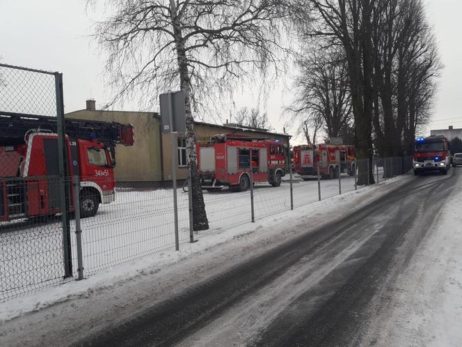 Ogień w Szkole Podstawowej w Sulisławicach! Na miejscu kilka zastępów straży pożarnej [ZDJĘCIA]