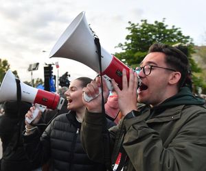 Tłumy pod siedzibą TVP. Debatę Trzaskowski–Nawrocki oglądają na telebimie