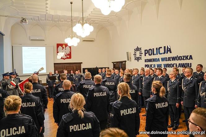 Nowi funkcjonariusze we Wrocławiu. Ponad połowa to policjantki! [ZDJĘCIA]