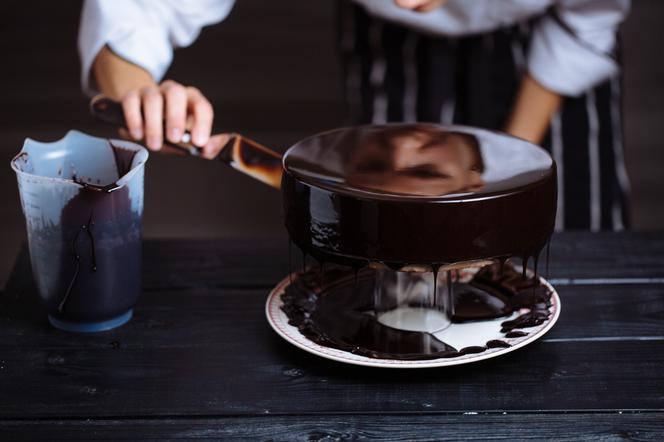 Polewa czekoladowa lustrzana do tortów: przepis na lśniącą polewę czekoladową