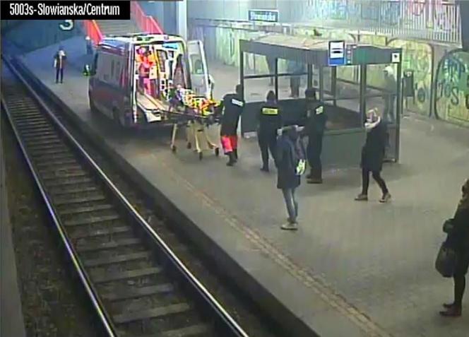Poznań: NIEPRZYTOMNY mężczyzna na przystanku tramwajowym! "Nie reagował na żadne bodźce"