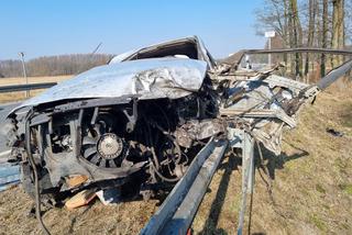 Niewiarygodny karambol pod Ostrołęką! 5 zniszczonych aut, są ranni. Volkswagen znaleziony 100 metrów dalej! [ZDJĘCIA]