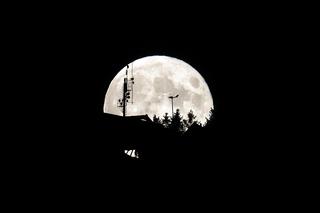Księżyc Żniwiarzy nad Białką Tatrzańską. Zdjęcia wyjątkowej pełni księżyca zapierają dech w piersiach! [GALERIA]