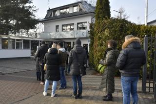 Tłusty Czwartek 2023. Warszawiacy stoją w gigantycznych kolejkach po swoje ulubione pączki!