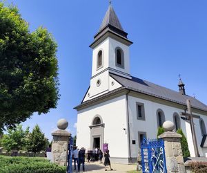Kolorowe kwiaty i morze łez na pogrzebie Katarzyny z Raby Wyżnej. Zazdrosny mąż zabił ją 10 metrów od domu