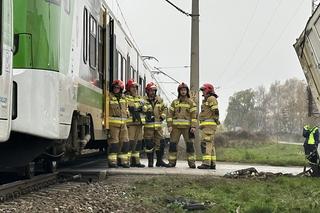 Potworne zderzenie w Ołtarzewie. Pociąg zmiótł w torów samochód ciężarowy
