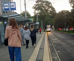 Niewidoczne tablice z przyjazdami tramwajów i autobusów