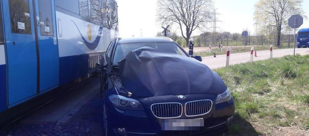 Kierowca BMW serii 5 wjechał pod szynobus 