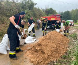 Ulewy, podtopienia, wysoki stan rzek. Świętokrzyskie. Coraz więcej interwencji strażaków 