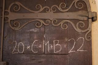 Piszesz na drzwiach K+M+B? Błąd! Dowiedz się, co oznacza skrót K+M+B i jak zapisać go poprawnie!