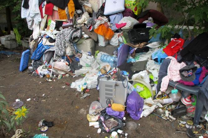 Odpady zgromadzone na działce przy ul. Obarowskiej