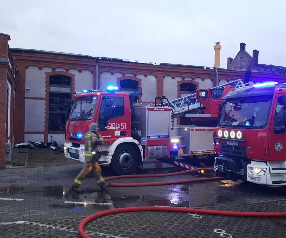 Zabytkowa Fabryka Lloyda w Bydgoszczy doszczętnie spłonęła. Z ogniem walczyło 40 strażaków