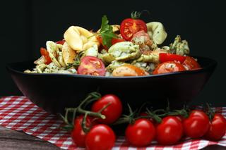 Grecka sałatka z dodatkiem tortellini i pesto z suszonych pomidorów. Miks tradycji, który świetnie się sprawdza